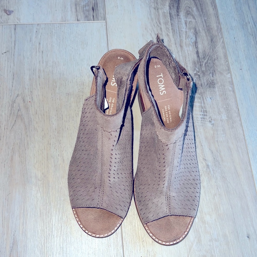 2/$15! Toms 8w ankle peep toe boots